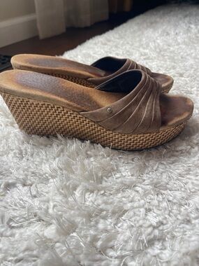 Ugg brown wedge size 9